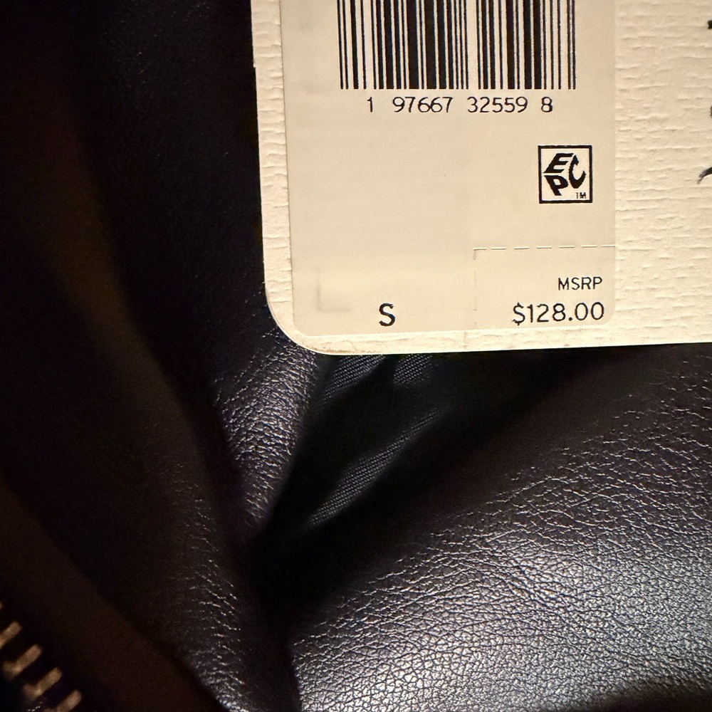 Chic Black Leather Jacket - image 3